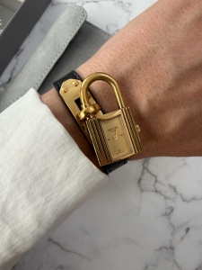 Hermès Kelly, pozłacany zegarek damski, pasek czarny, w całości oryginalny + box