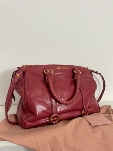 Miu Miu – elegancka malinowa torba skórzana | Torebka premium z odpinanym paskiem (1)