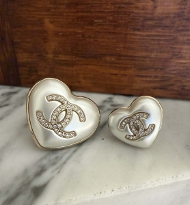 Chanel zestaw dwóch broszek, motyw serca + pudełeczko 