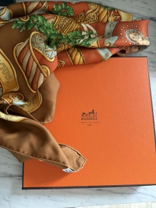 Hermès jedwabna duża chusta kolor brązowy plus pudełko 