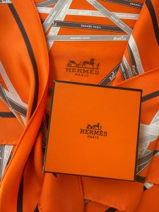 Hermès pomarańczowa chusta + pudełeczko 