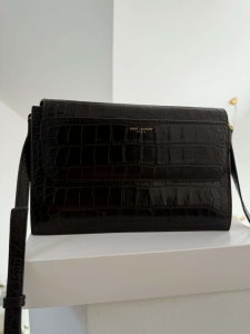 Yves Saint Laurent Katherine – bordowa torba, efekt krokodylej skóry