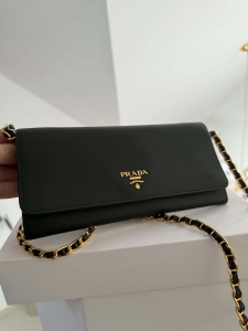 Prada torebka na ramię z lancuszkiem