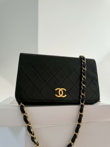 Chanel ma torba na ramię WOC z pozłacanym logo i kartą 