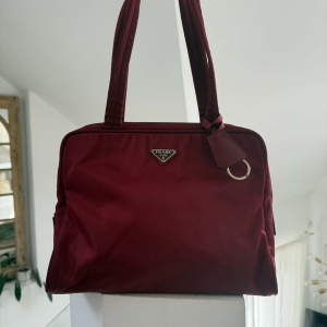 Prada czerwona nylonowa torba na ramię 