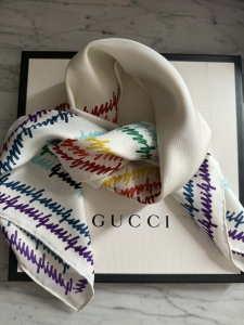 Gucci chusta jedwabna, kolorowe logo marki+  pudełko,