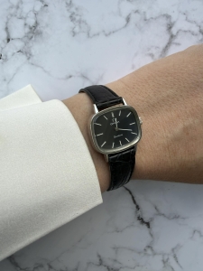 OMEGA Geneve, szwajcarski zegarek vintage, damski, czarna tarcza, prostokątny 23x20mm, piękny stan 