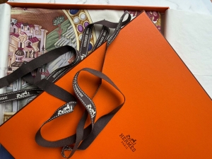 Hermès jedwabna apaszka duża 100% jedwab 