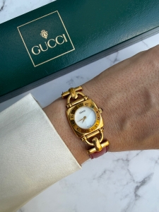 GUCCI Horsebit szwajcarski zegarek vintage. , w całości oryginalny na czerwonym pasku, złota koperta 22mm 