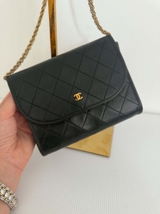 Chanel czarna torebka na ramię, logo pozłacane  