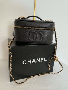 Stylowy Kuferek Chanel Vanity Bag – Klasyczna Skóra Groszkowa (Zestaw)