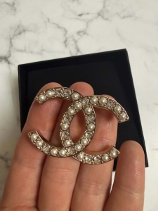 Broszka CHANEL kolor złoty, cały komplet z pudełkiem 