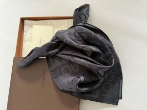 Louis Vuitton chusta 100 % jedwab +pudelko 